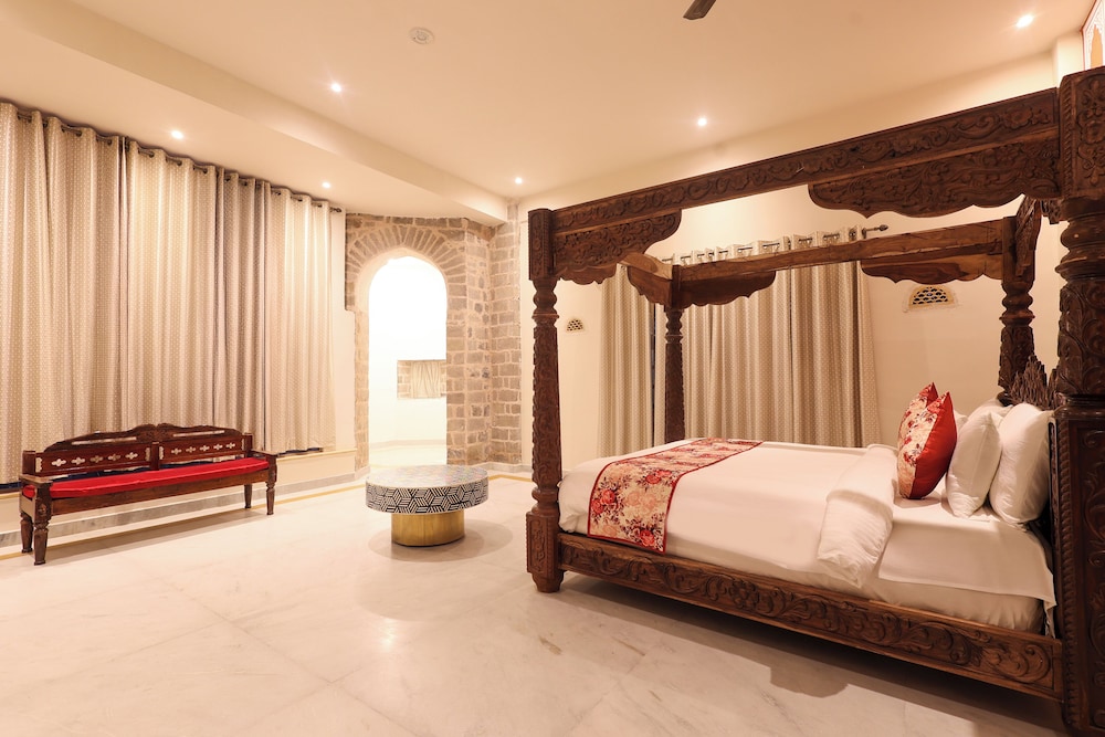 Heritage, Premium, Suite, Quadruple, King Bed, Bathtub