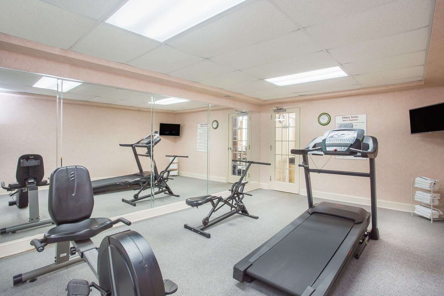 Days Inn & Suites by Wyndham Columbia Airport 4/10