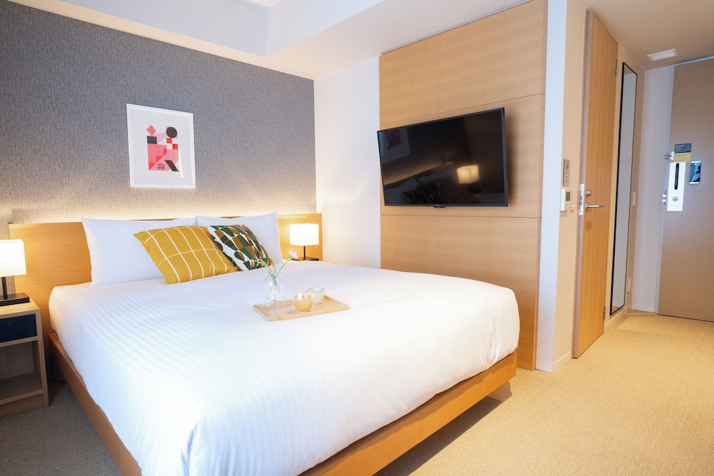 ESSENTIAL, QUEEN BED, BATHTUB