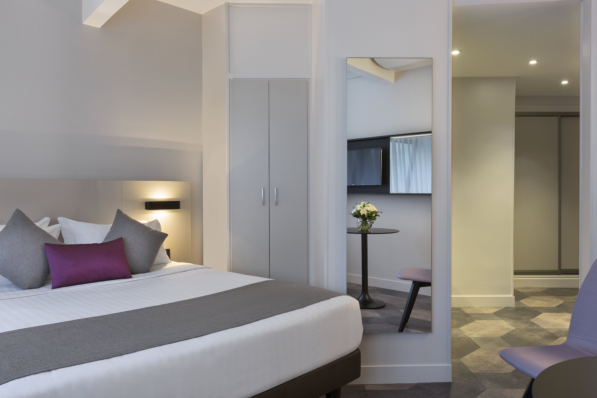 STUDIO, DOUBLE OR TWIN BED