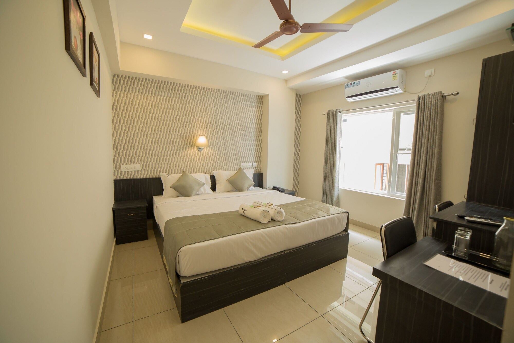 DELUXE, DOUBLE BED