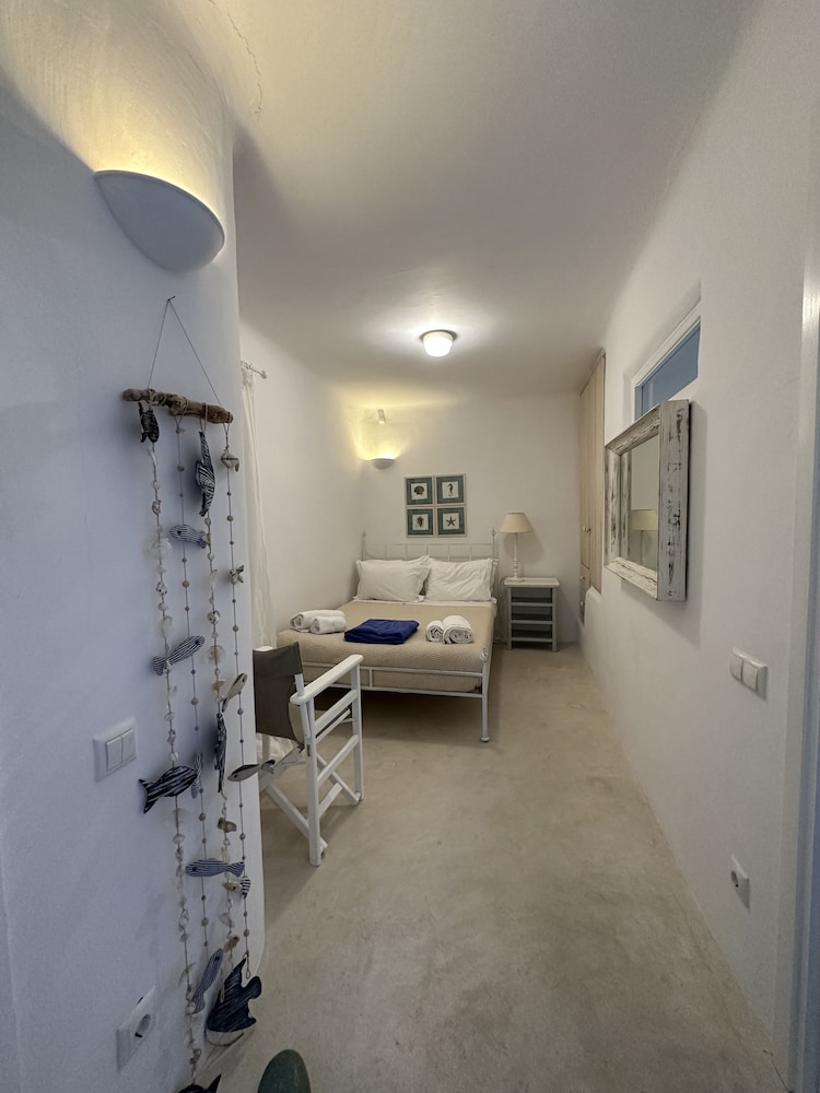 WHITE ROCK SUITES & VILLAS 25/50