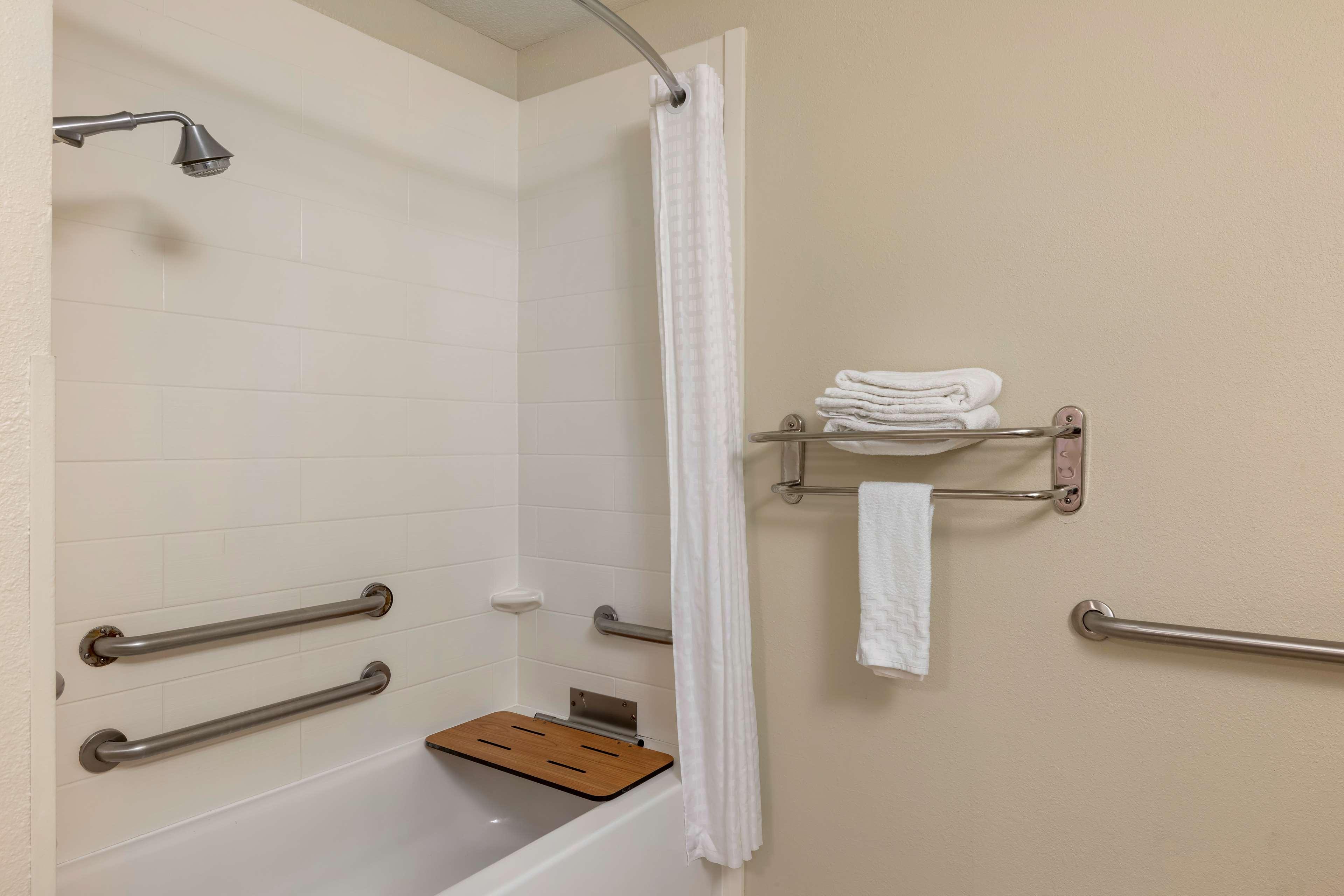 Room, 2 Queen Beds, Bath and Shower, Accessible, Best Western Plus Omaha Airport Inn 4/4