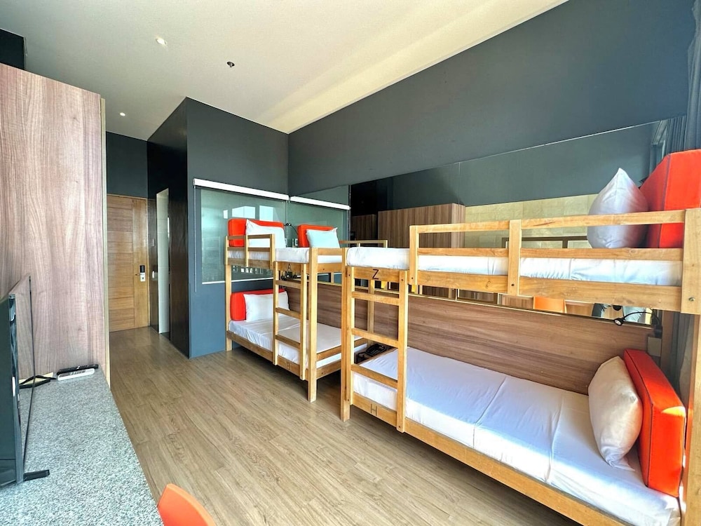 ROOM, BUNK BEDS