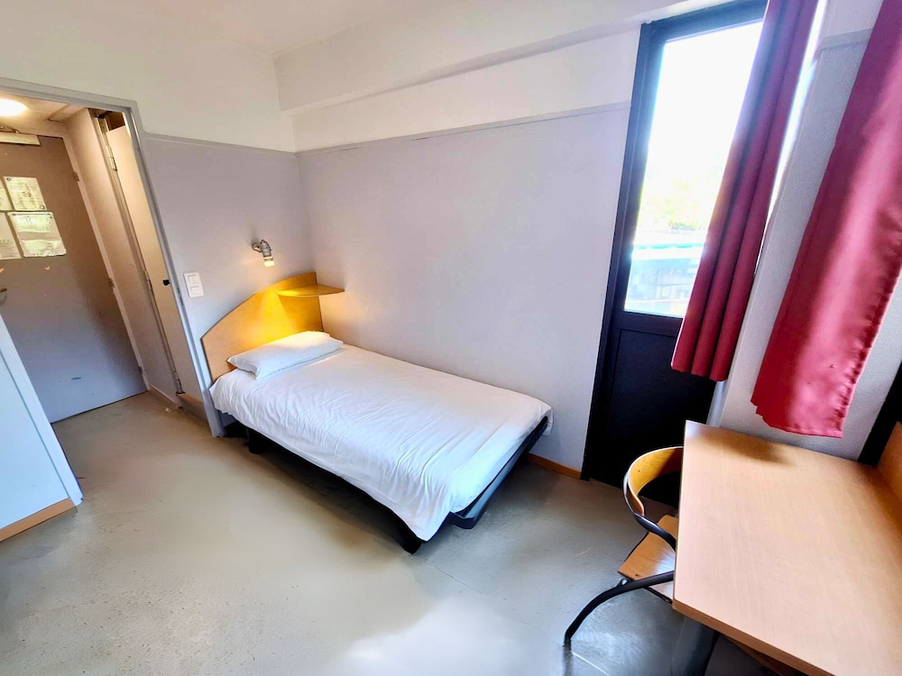 ECONOMY, SINGLE, SHARED BATHROOM