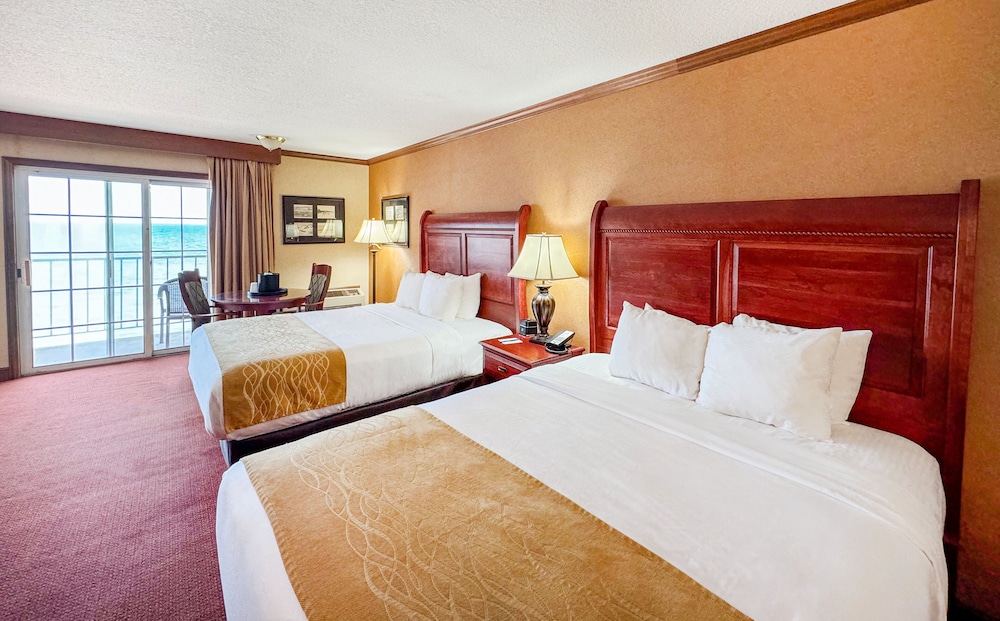 DELUXE, 2 QUEEN BEDS, LAKE VIEW, BALCONY