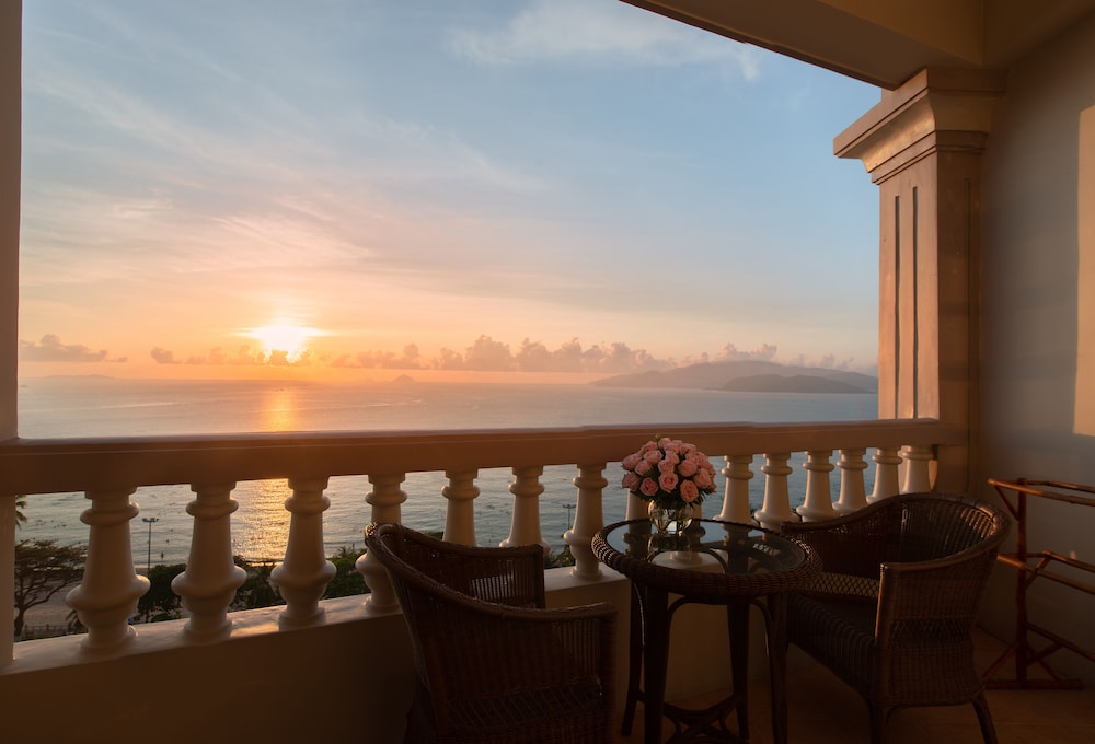 Sunrise Nha Trang Beach Hotel and Spa 74/78
