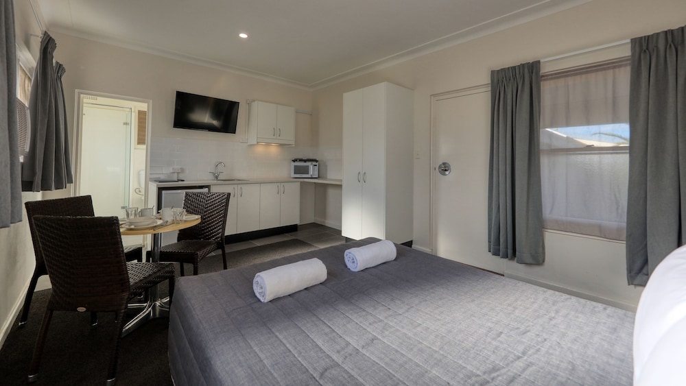 COWRA MOTOR INN 20/65