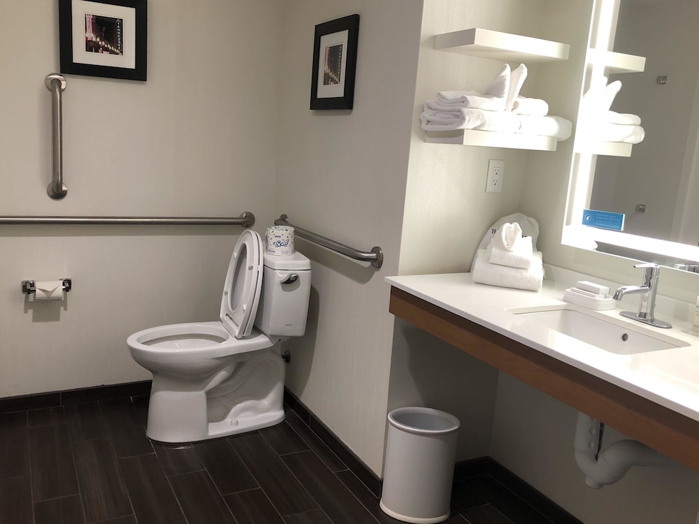 Hampton Inn and Suites Knoxville Papermill Drive 12/41