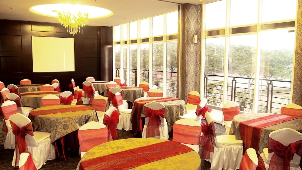 Sapphire Sky Hotel & Conference 19/20