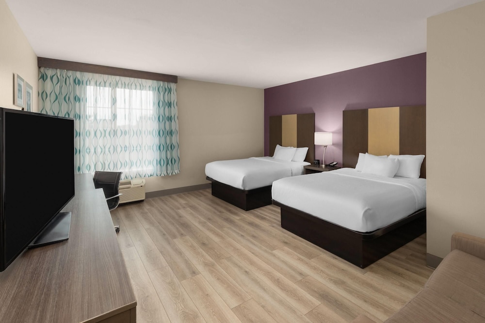 غرفة تنفيذية بسريرين كوين، La Quinta Inn & Suites by Wyndham Chattanooga - Lookout Mtn 7/10