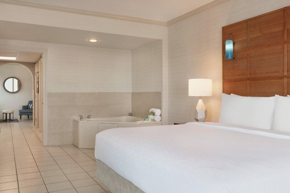 1 Bedroom, Suite, King Bed, Ocean Front, Corner