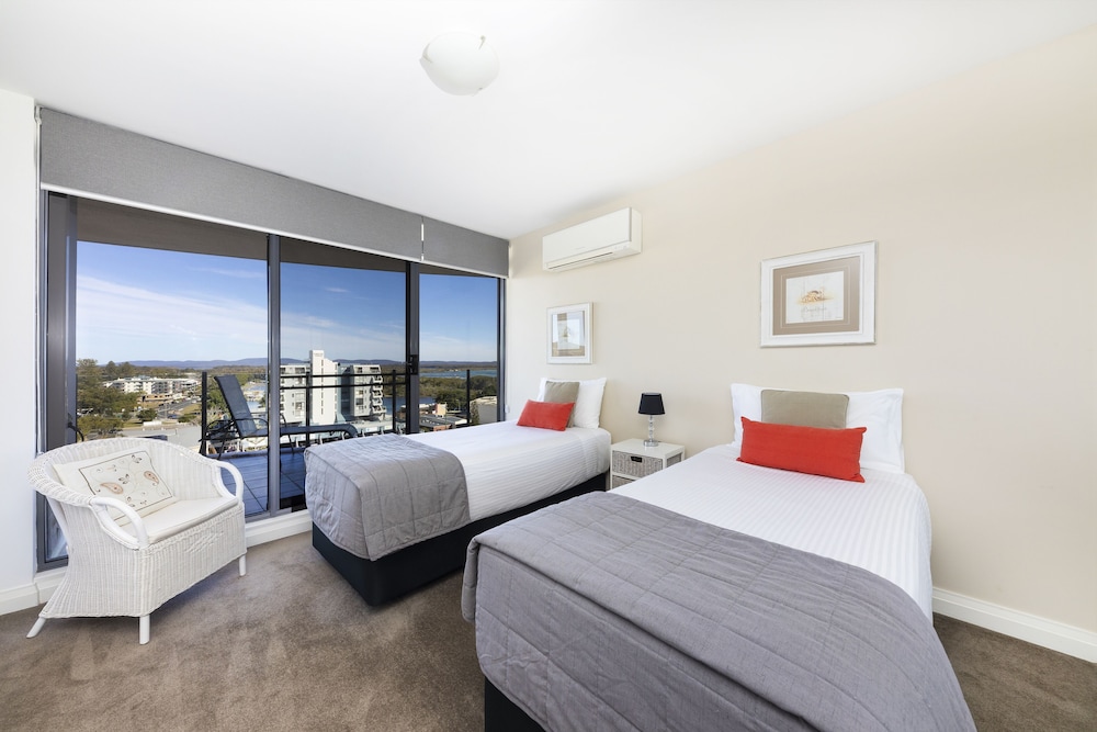 3 Bedrooms, Superior, Apartment, King and Twin Beds, Queen Bed, Water View