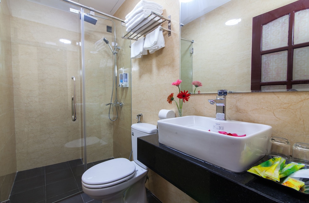غرفة ثلاثية بسرير كوين وسرير فردي بإطلالة على المدينة بشرفة، Hanoi Elpis Hotel 5/5