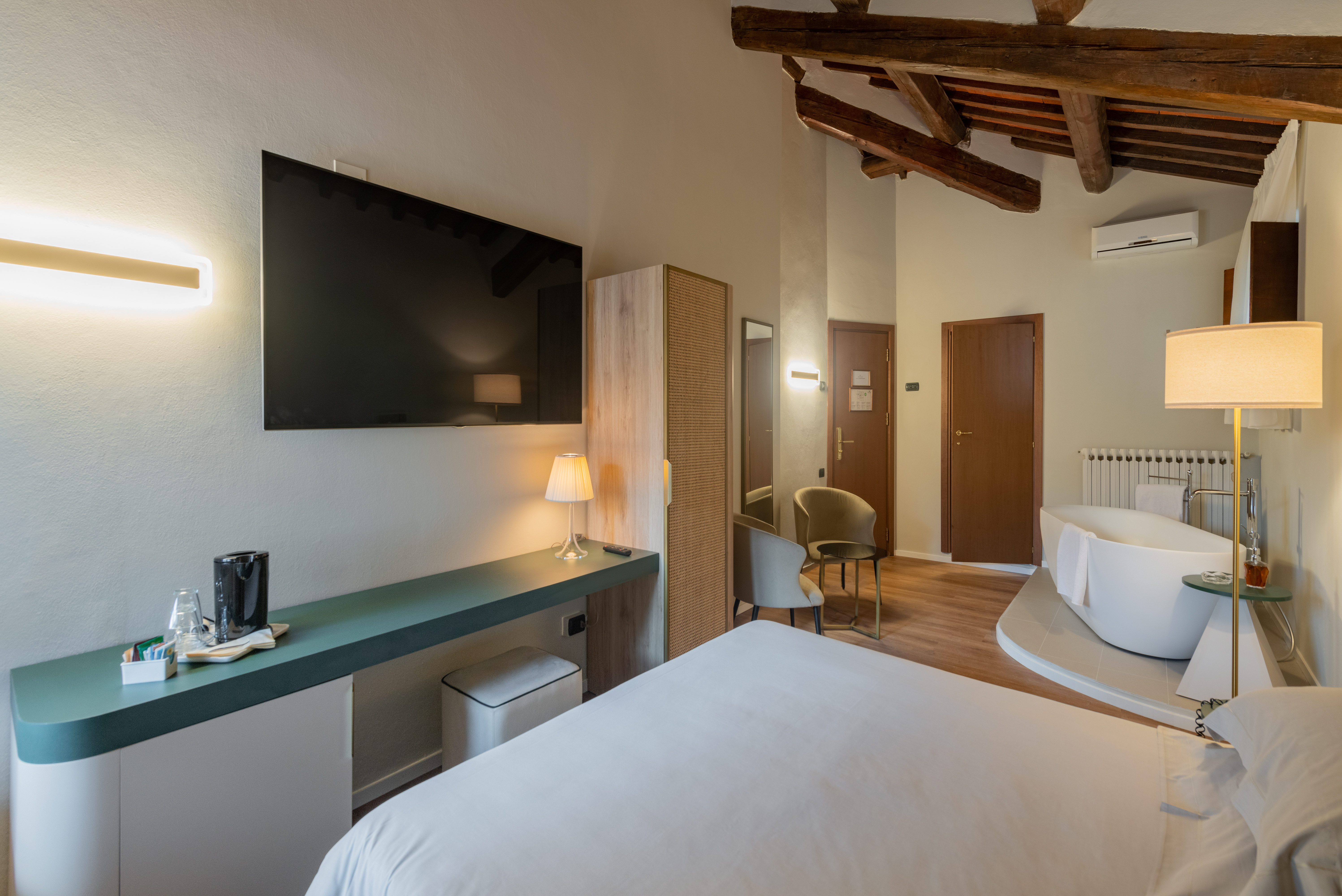Deluxe, Queen Bed, Hotel Gattapone 2/5