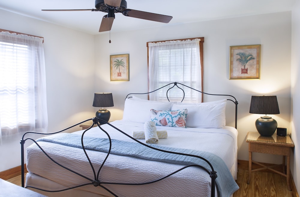 SUITE, KING BED, POOL SIDE, PATIO