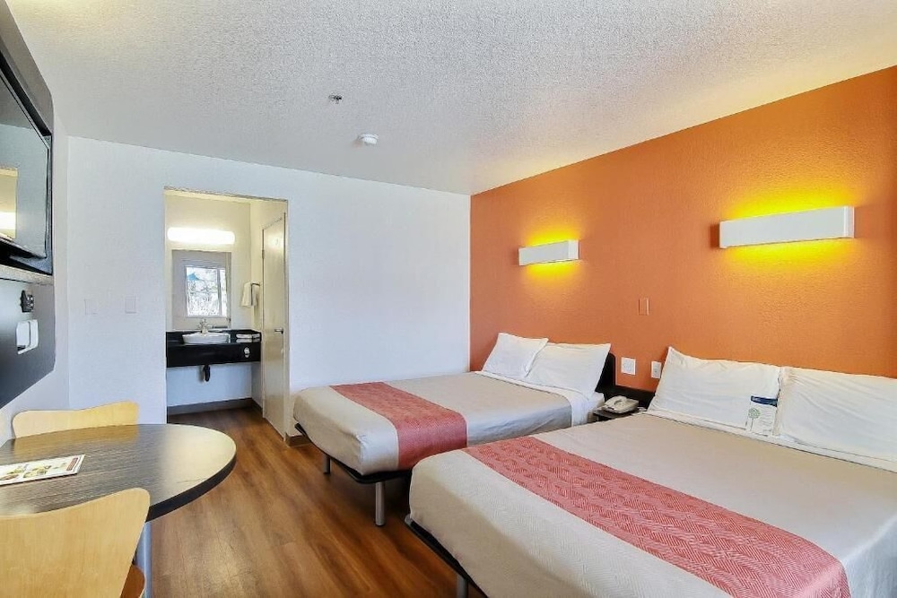 Motel6 Ventura, CA - South 29/61