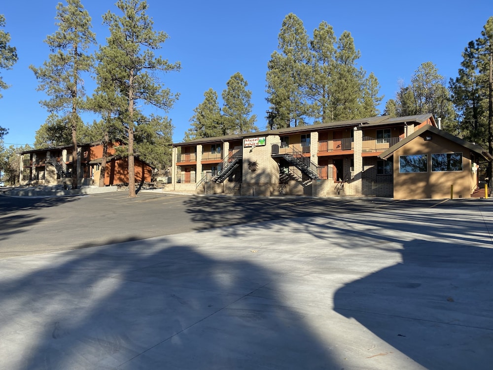 Motel In The Pines 32/41