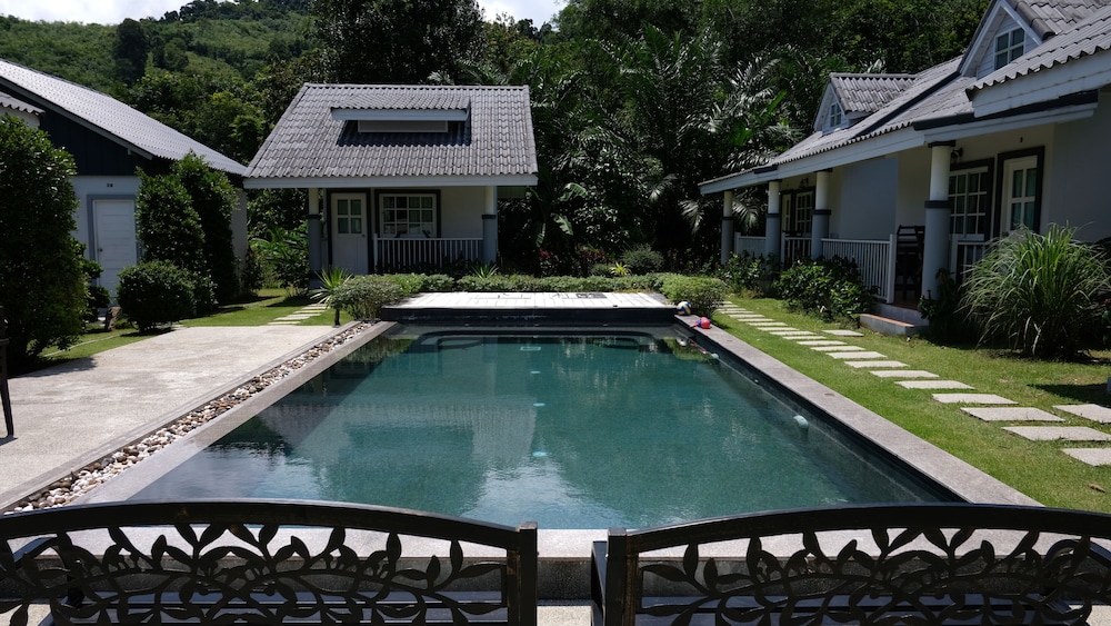 Suksompong Resort 18/29