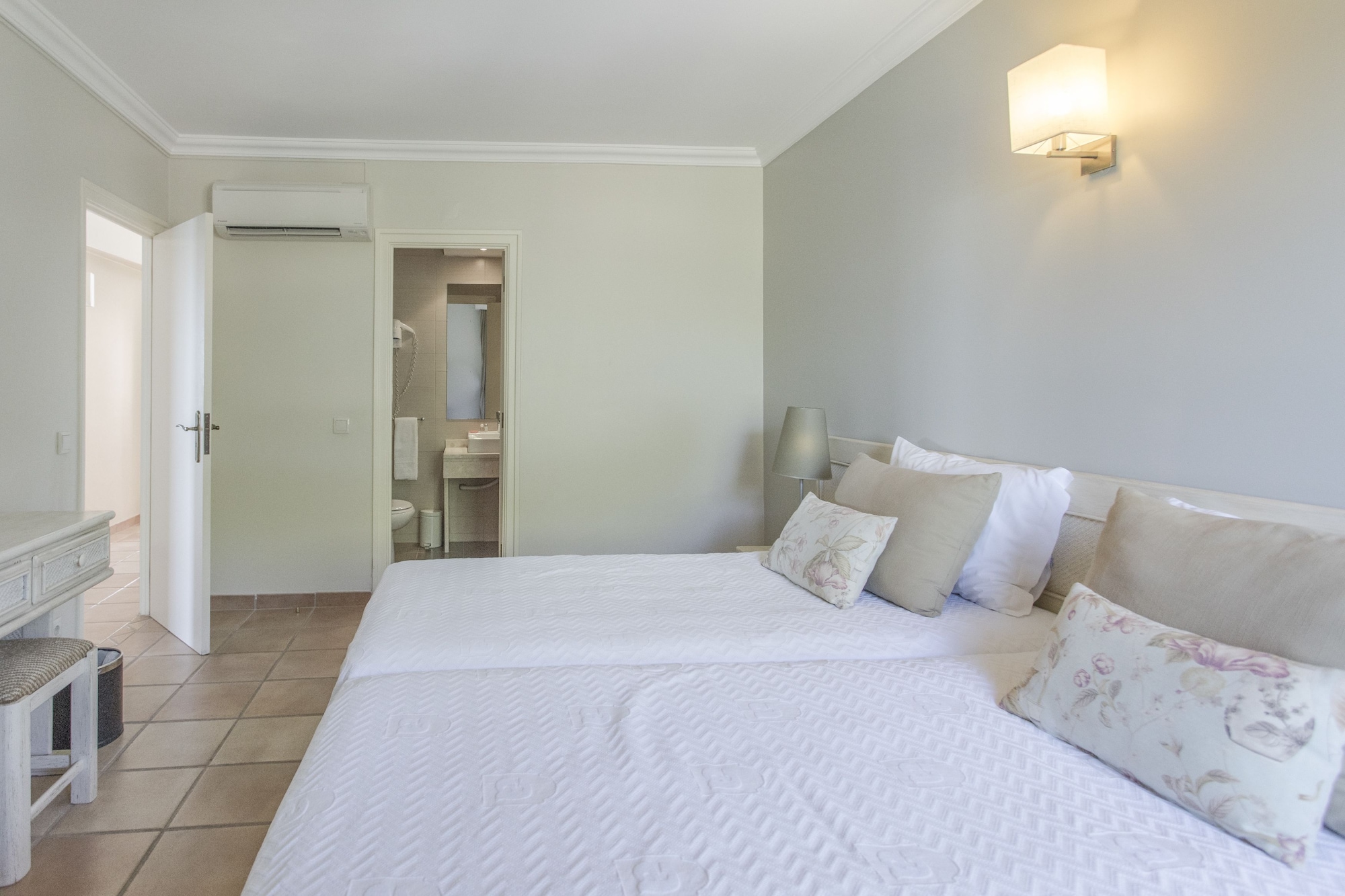 3 BEDROOMS, APARTMENT, SEA VIEW
