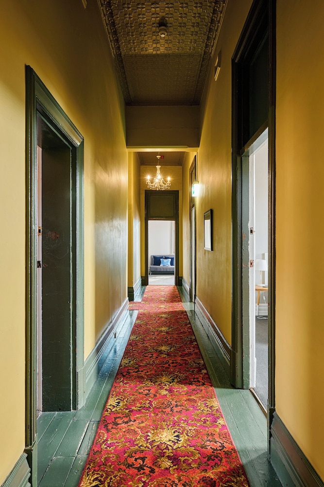 HEALESVILLE HOTEL 36/50
