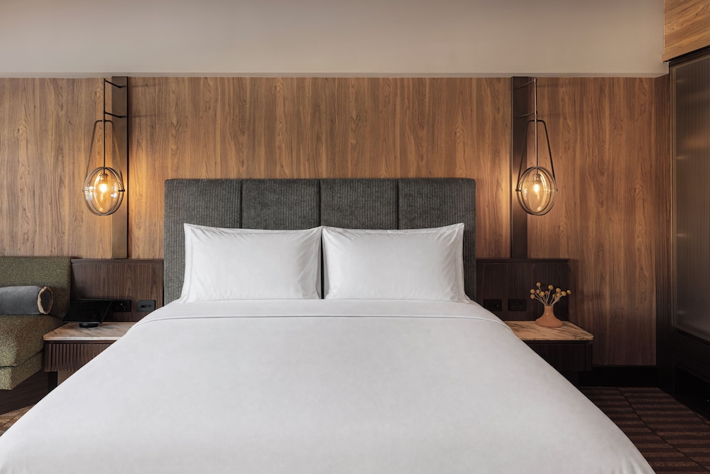 2 Double Beds, Night View