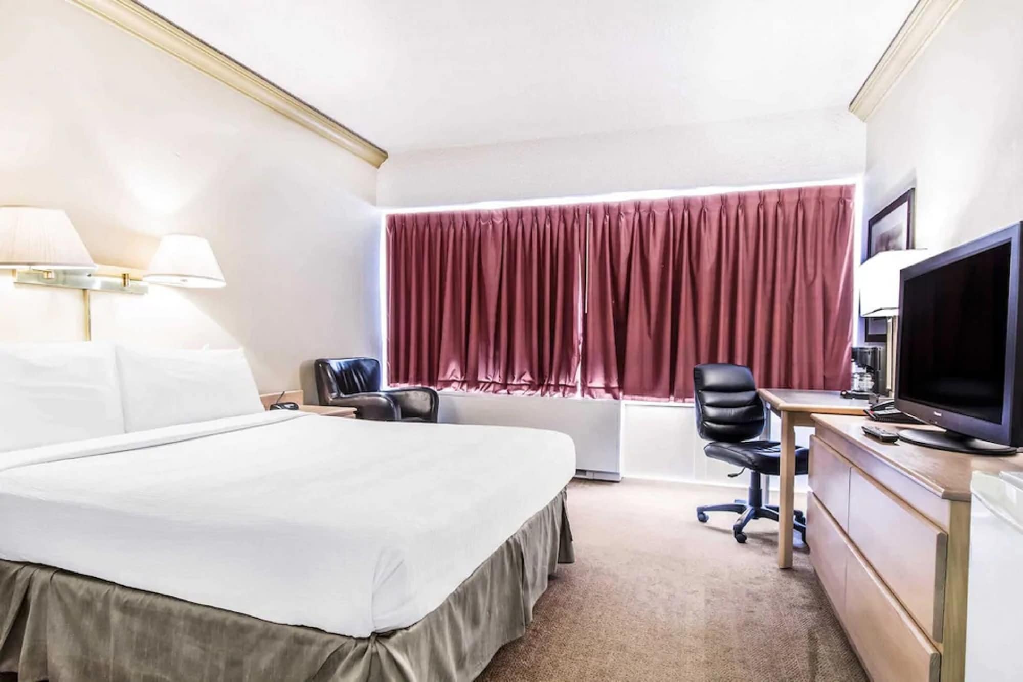 غرفة بسرير كينج، Travelodge by Wyndham Trois-Rivieres 3/10