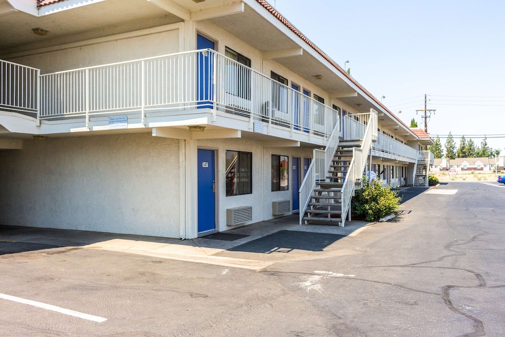 Motel6 Bakersfield, CA - Convention Center 32/37