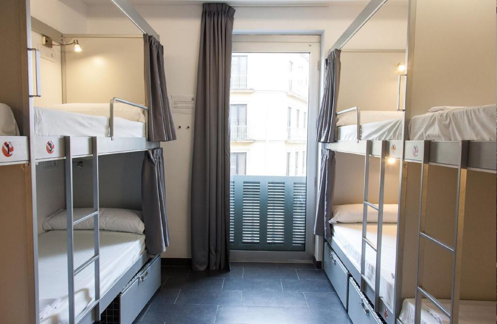 Female Dorm, Female Only, 8 Beds 2/6