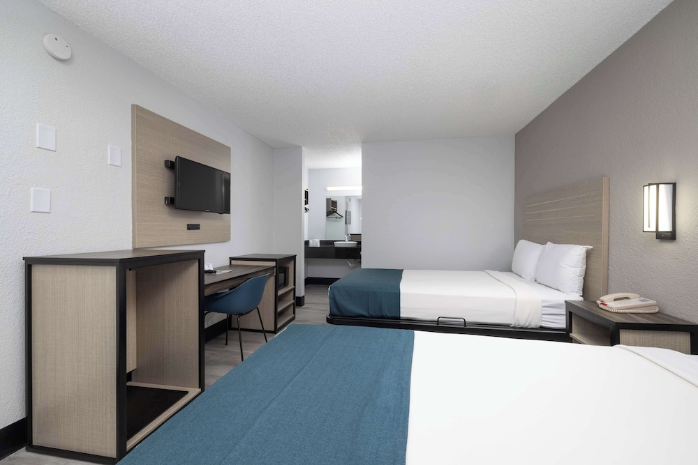 Motel6 Tempe, AZ - Broadway - ASU 27/63