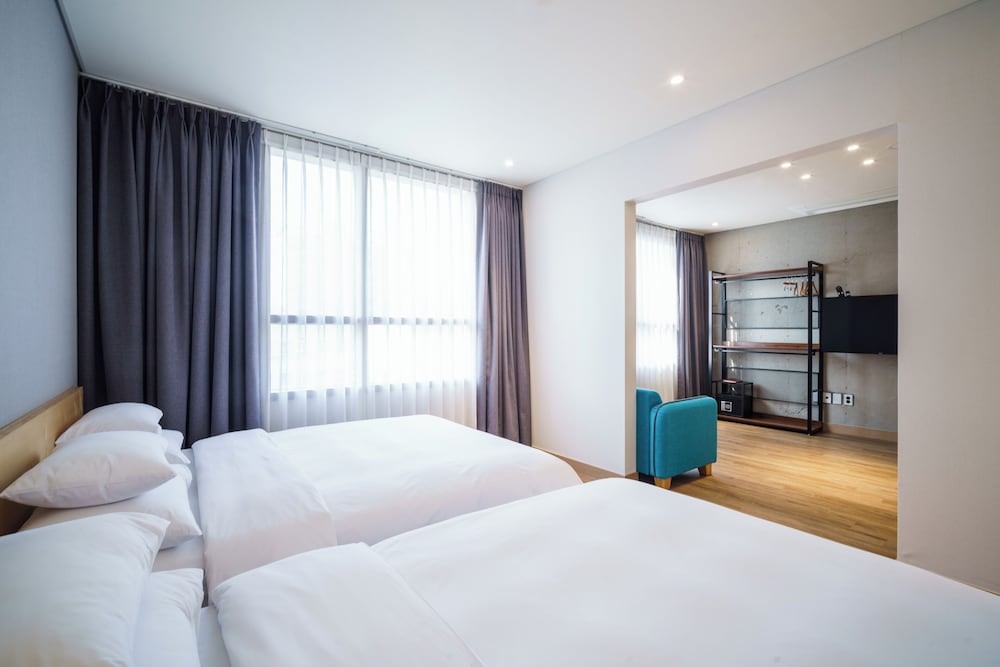 Gallery, Suite, 1 Queen and 1 Single Bed