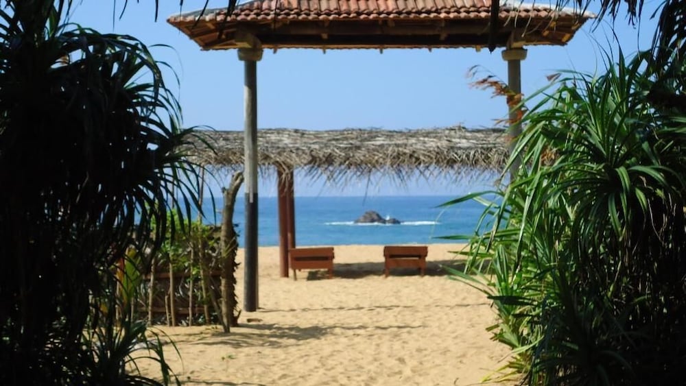 Ravana Beach Cabanas 32/36
