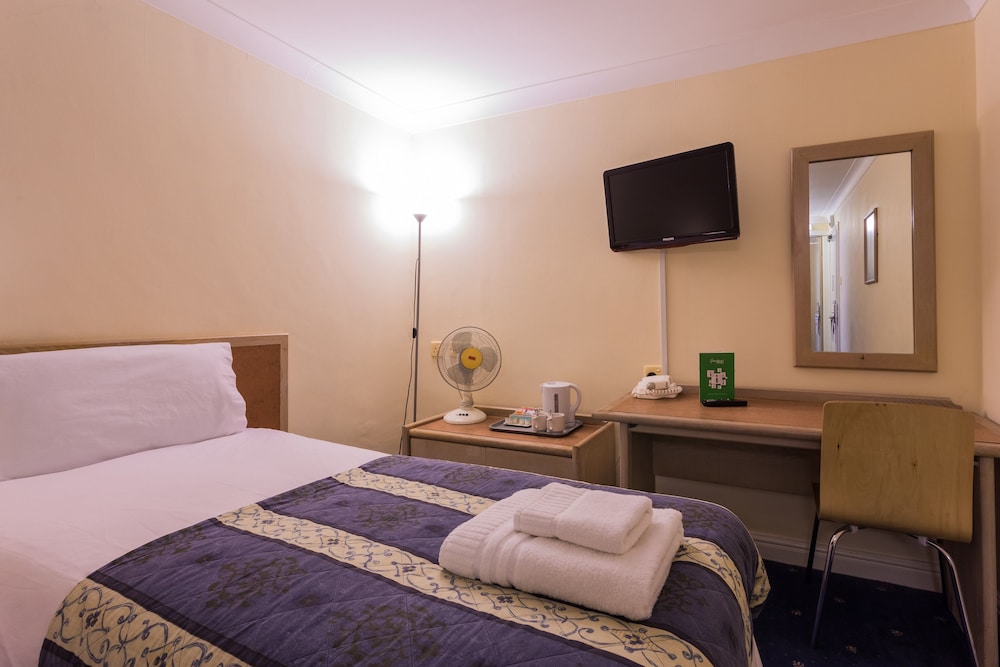 ROOM, TWIN BEDS, NO WINDOW