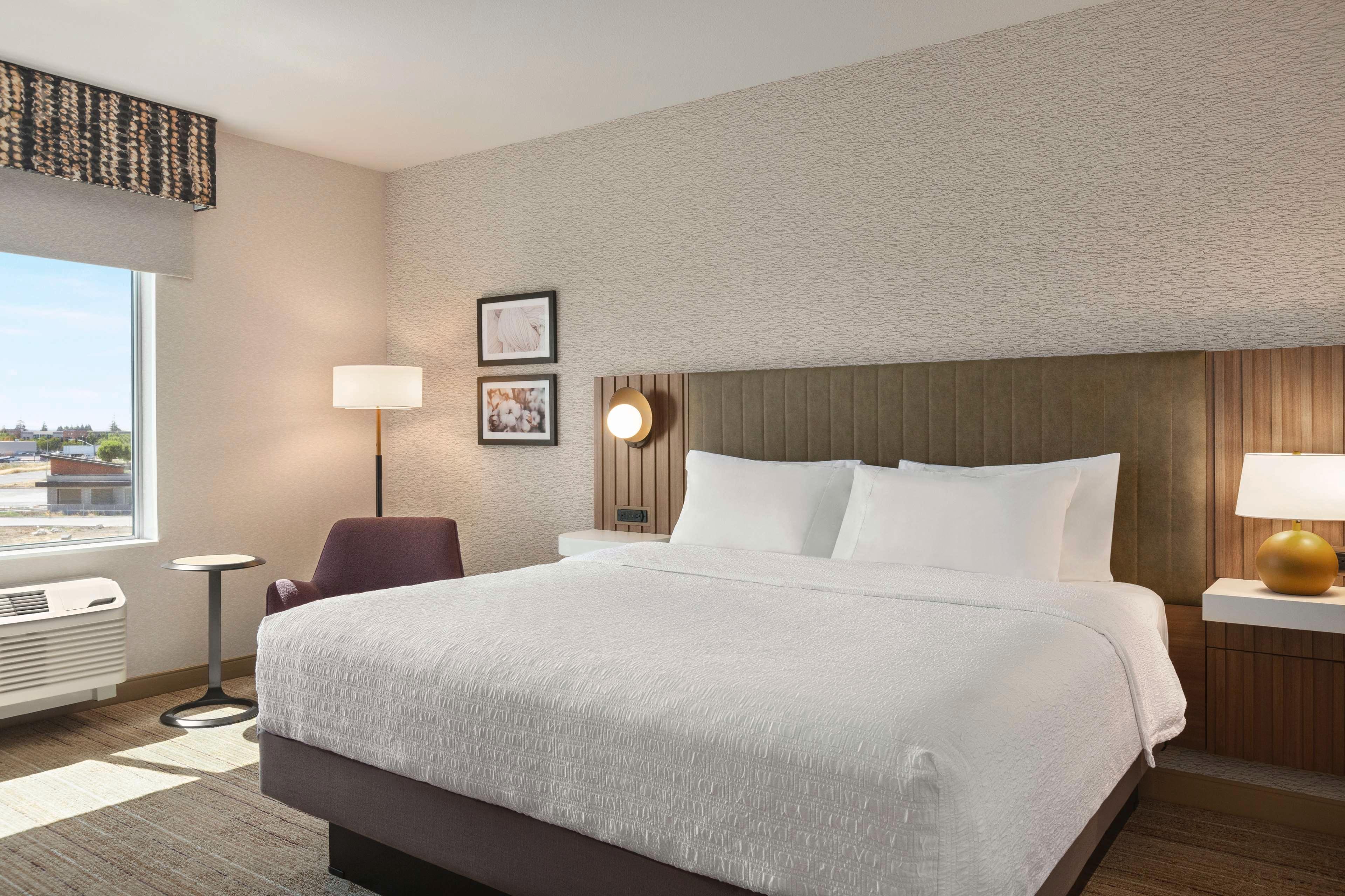 غرفة بسرير مزدوج، Hampton Inn Stockton, CA 2/2