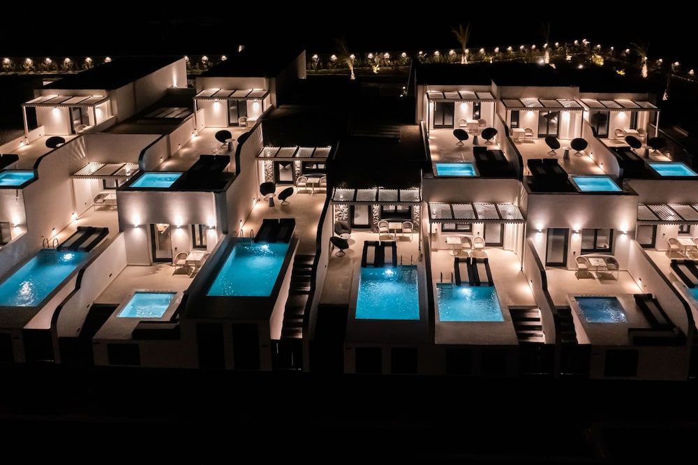 Cresanto Luxury Suites 54/60