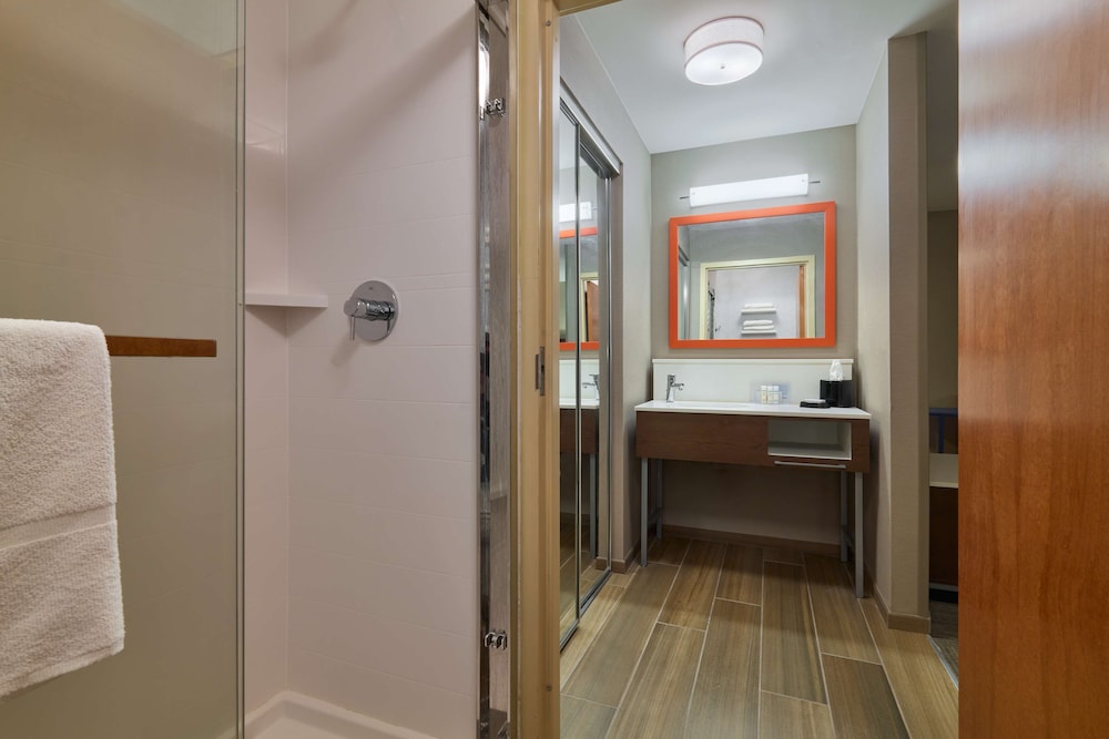 Hampton Inn and Suites Providence/Smithfield 18/40