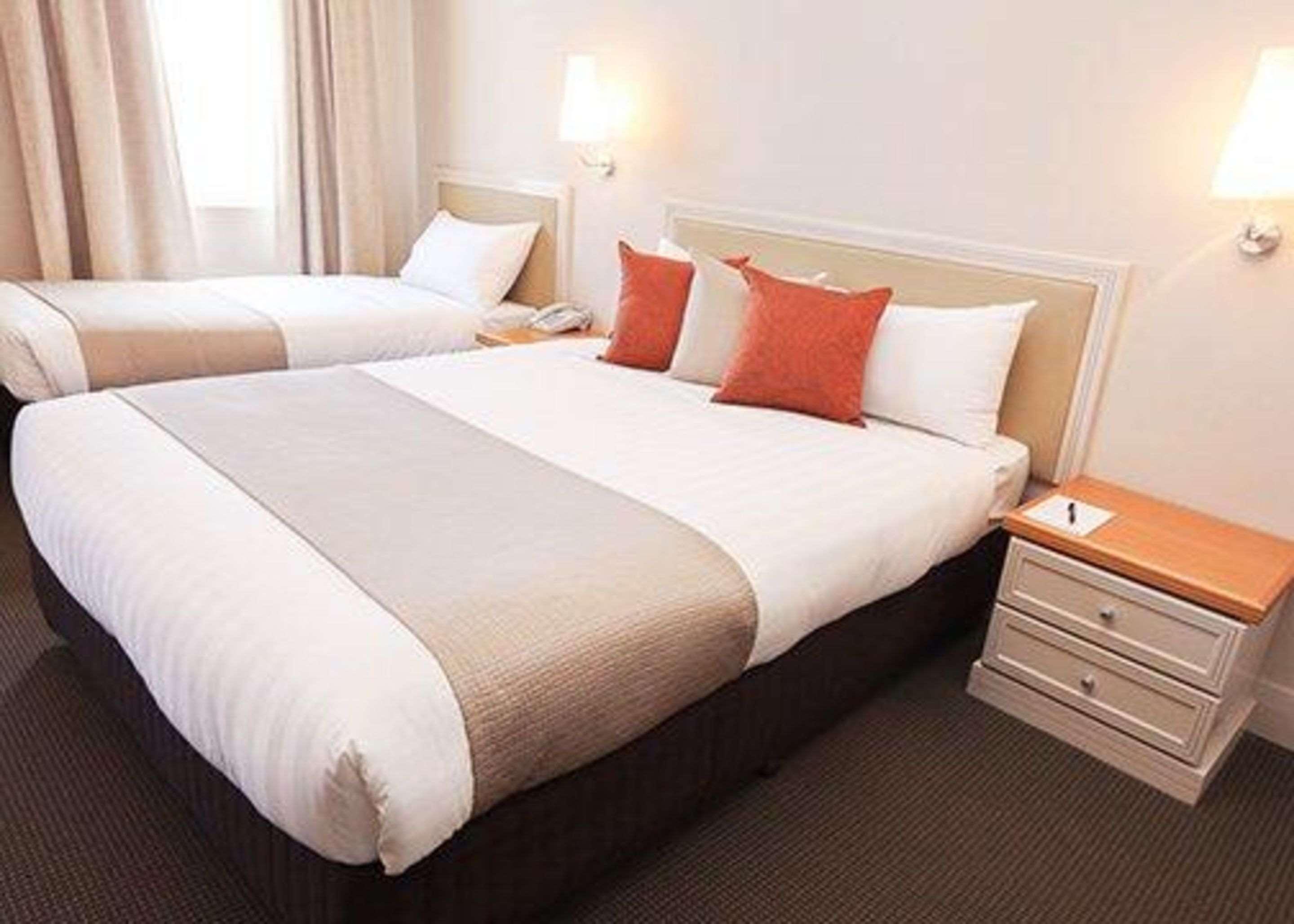 ROOM, 1 QUEEN AND 1 SINGLE BED