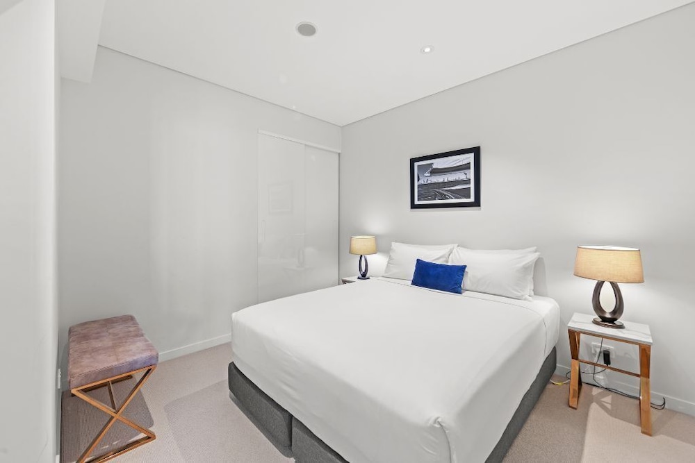 2 Bedrooms, Sky High, Apartment, King and Queen Bed, 2 Bathrooms, High Floor