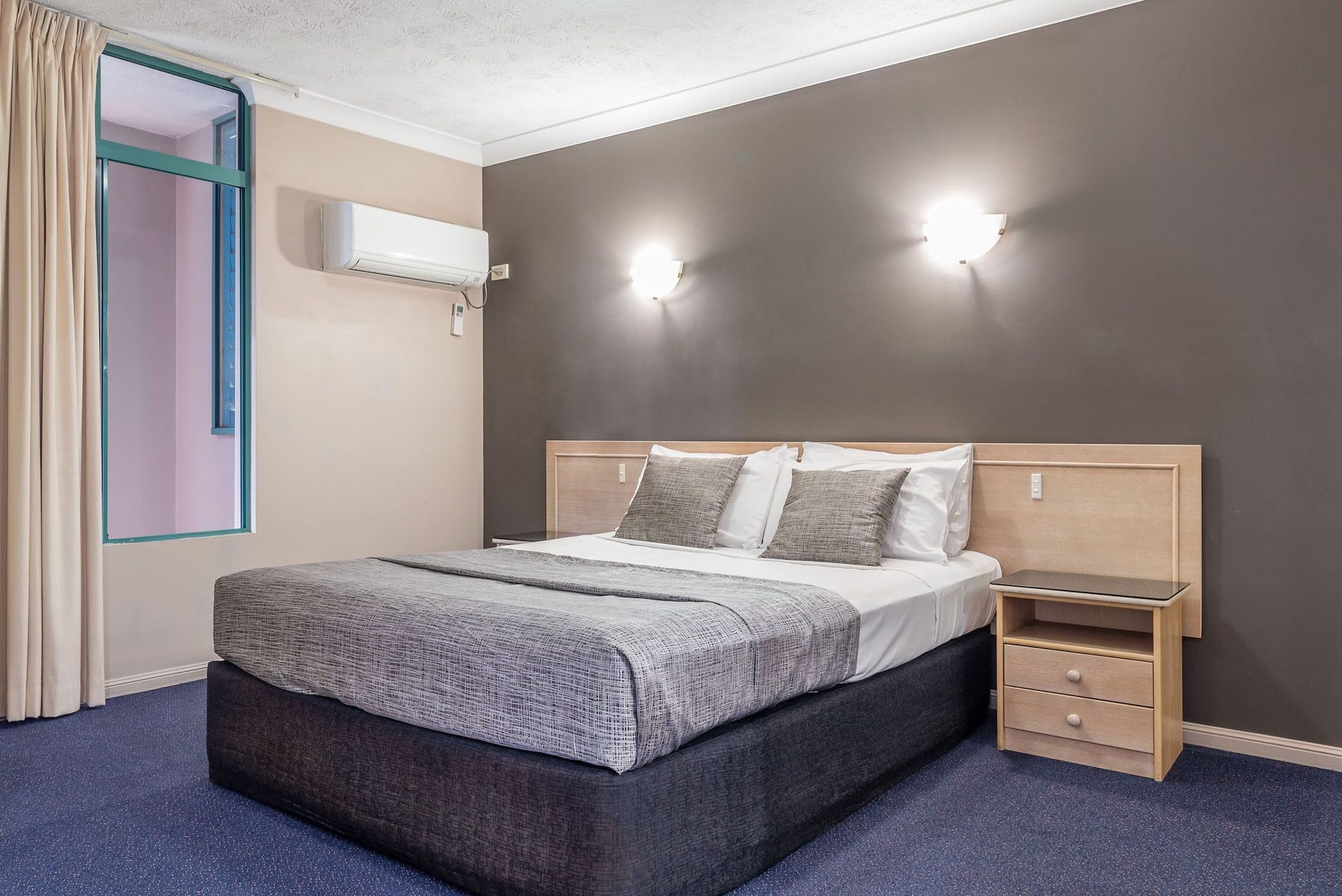 DELUXE, QUEEN BED