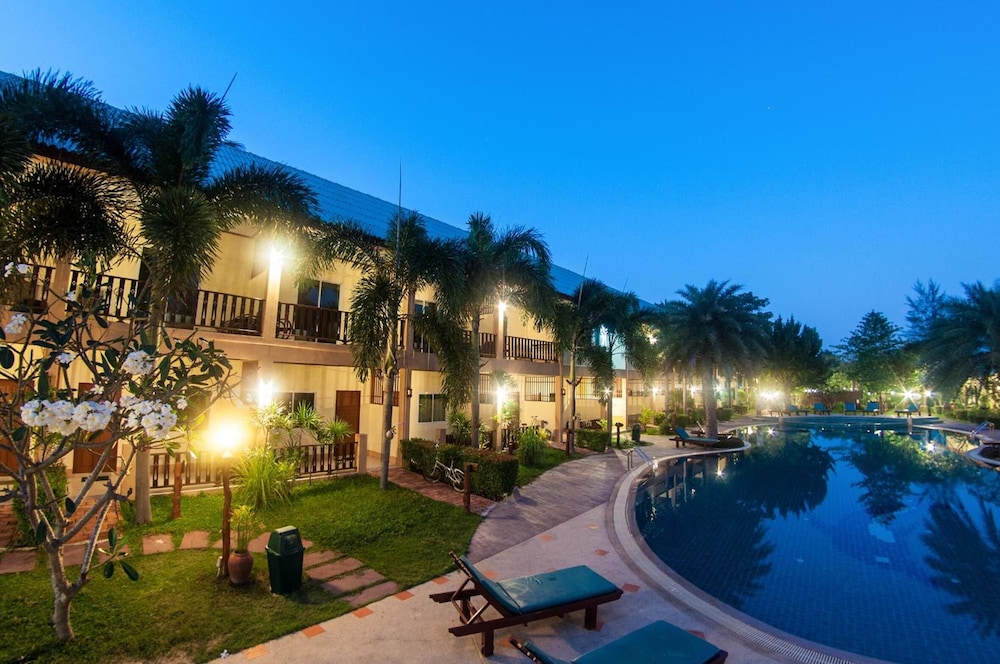 The Green Beach Resort 4/75