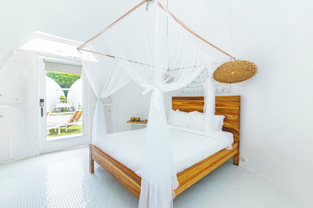 Igloo Beach Lodge 12/36