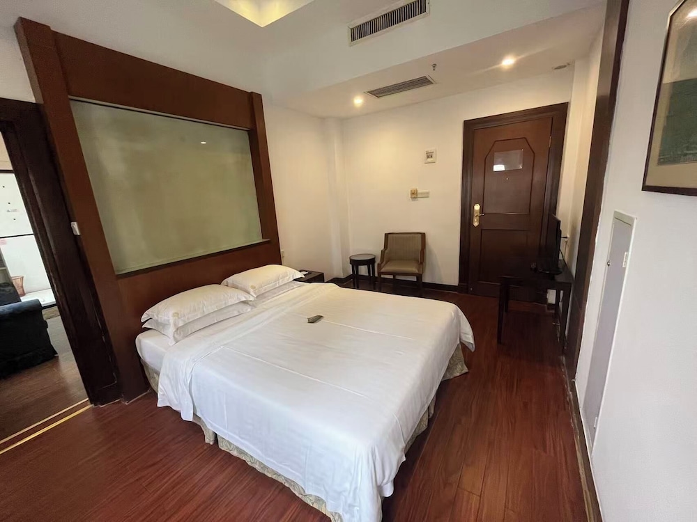DELUXE, SUITE, KING BED