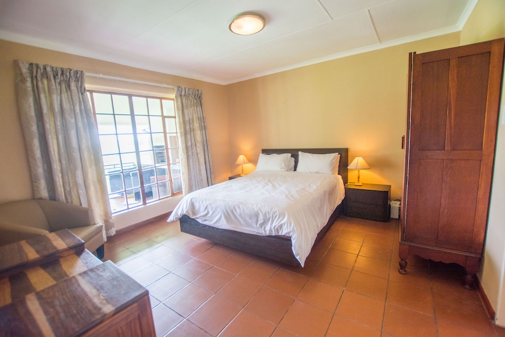 House, Queen and Twin Beds, Falls View