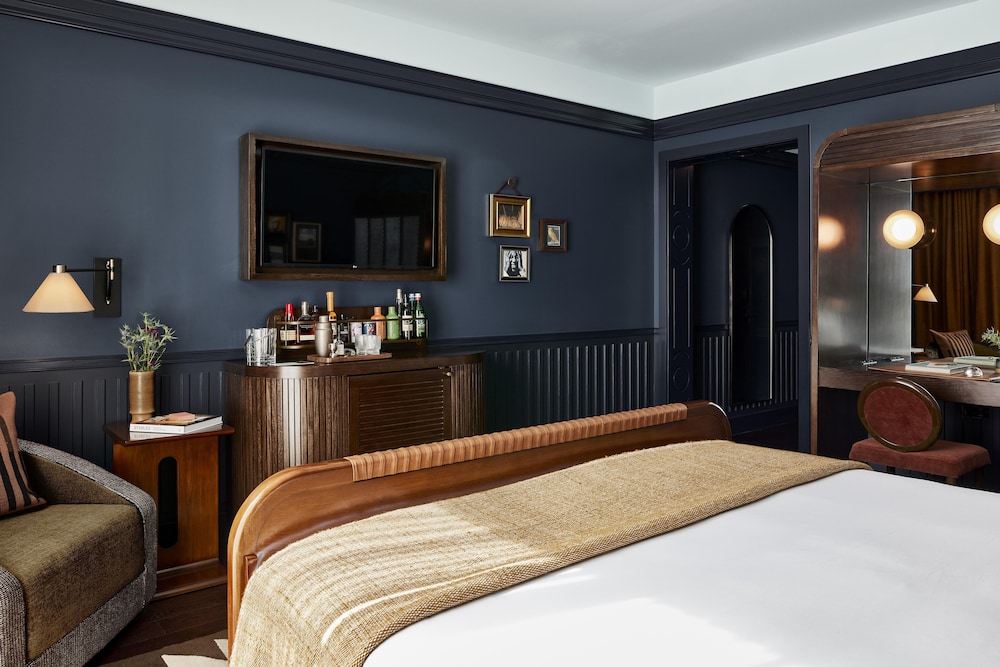 ROOM, KING BED