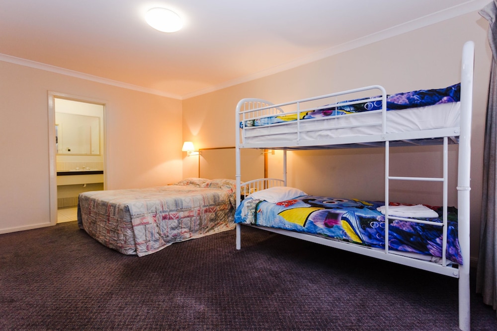 Sleepwell Motel 18/39