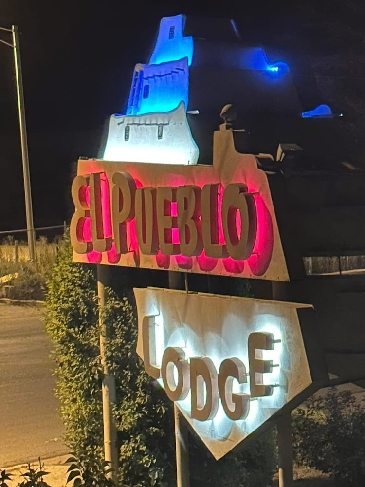 El Pueblo Lodge 10/71