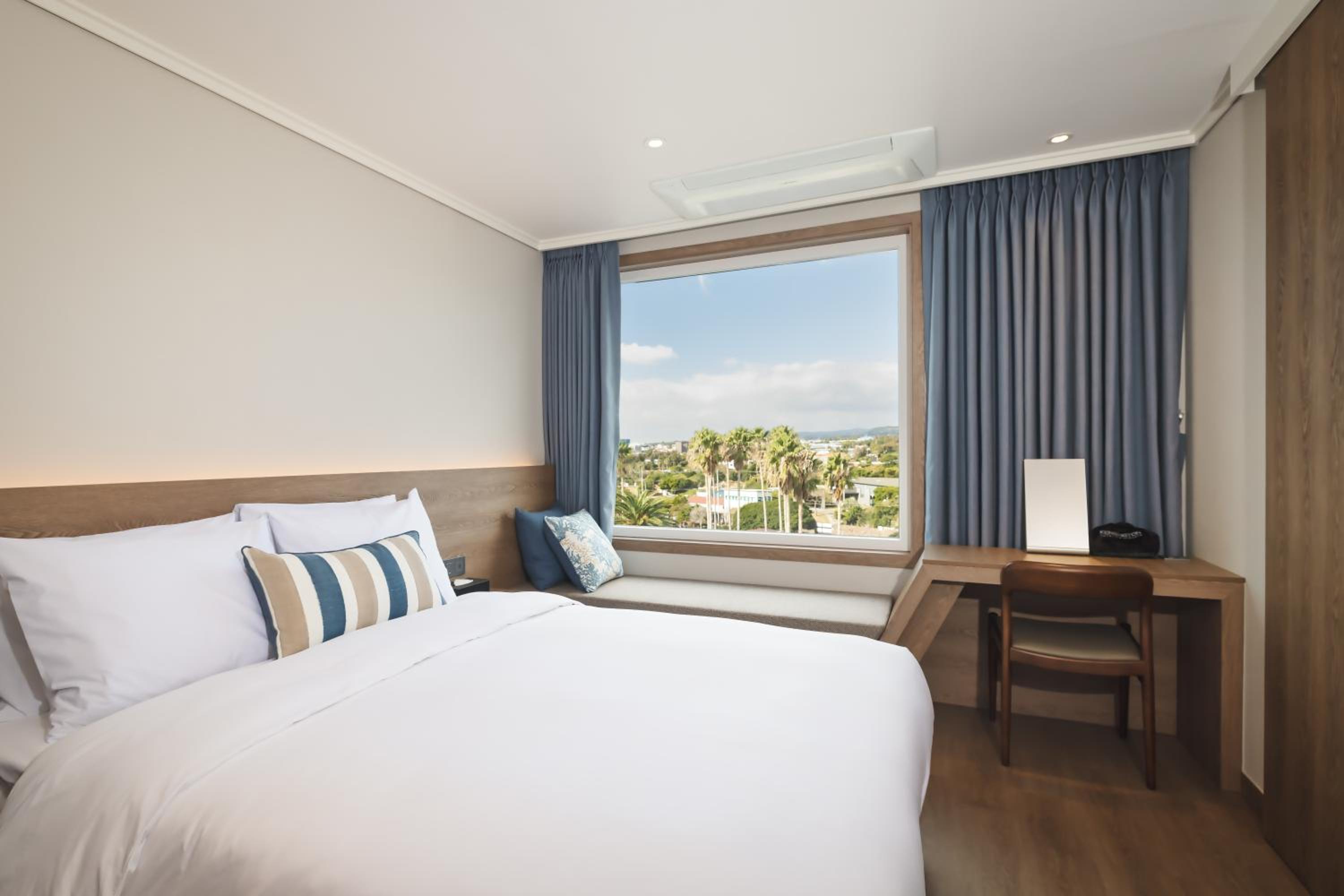 Kensington, Renovated, Premier, Double and Twin Beds