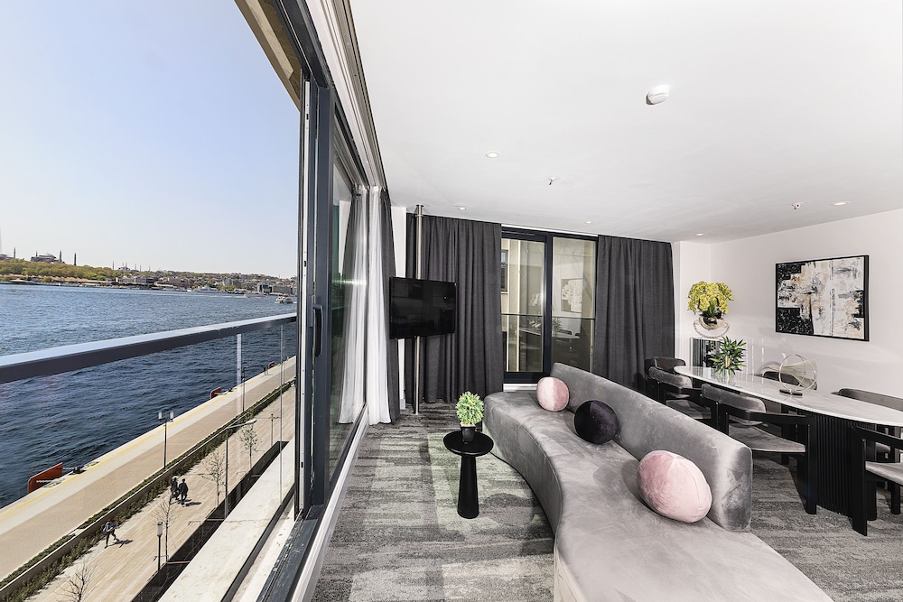 Pera Bosphorus Hotel 24/50