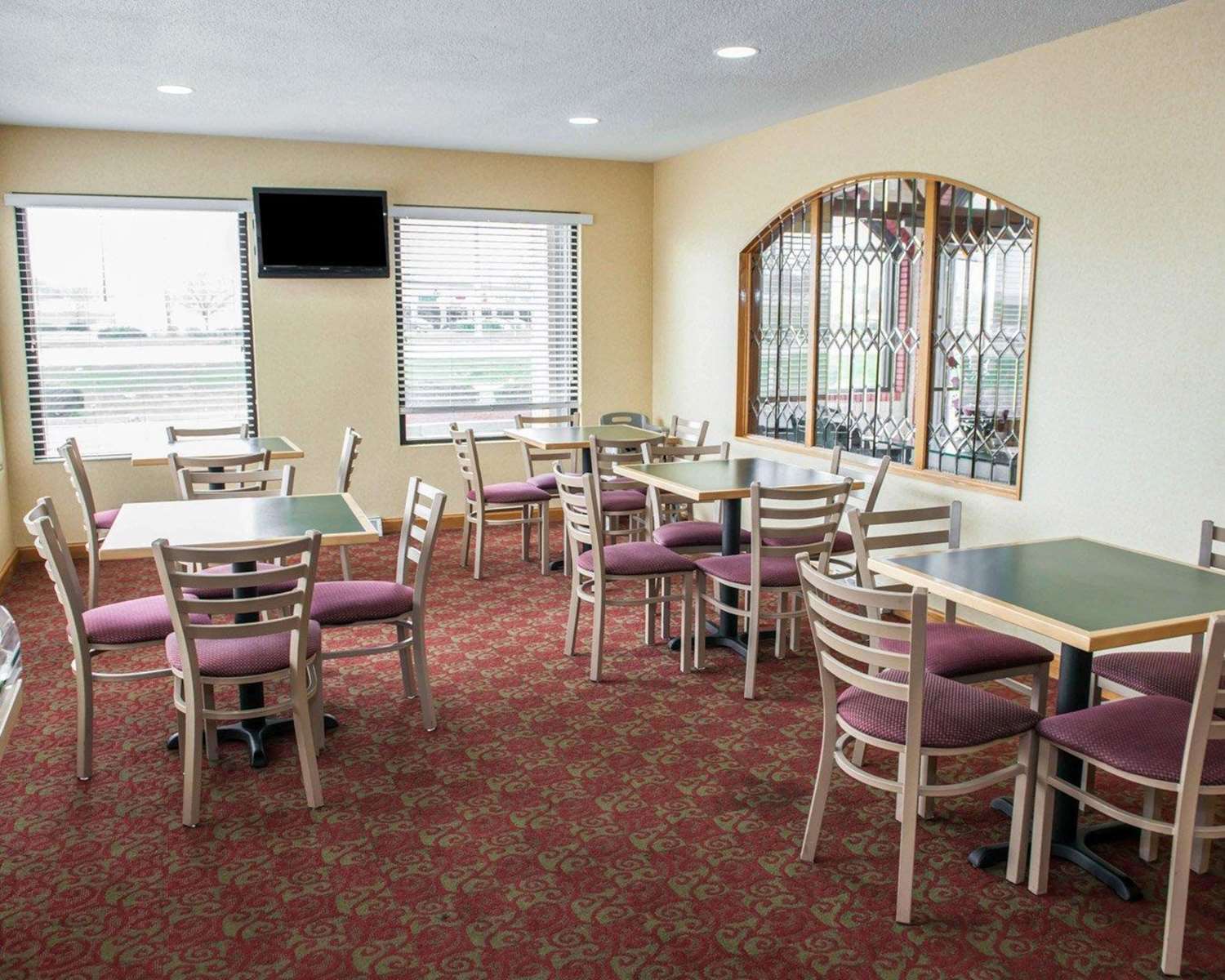 Lafayette Inn & Suites 39/48