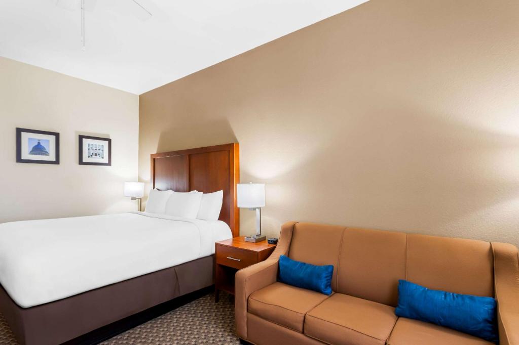 Efficiency, Executive, Suite, King Bed, Accessible